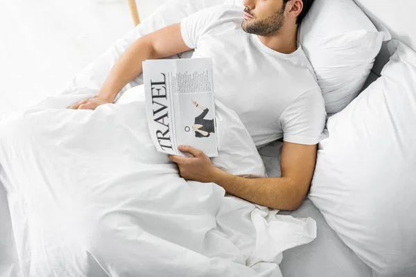 Вид Зверху Чоловіка Який Спить Ліжку Туристичною Газетою — стокове фото