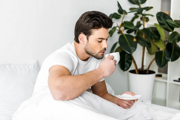 Knappe Man Pyjama Koffie Drinken Bed Ochtend — Stockfoto