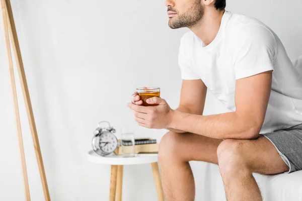 Abgeschnittene Ansicht Eines Nachdenklichen Mannes Mit Einer Tasse Tee Schlafzimmer — Stockfoto