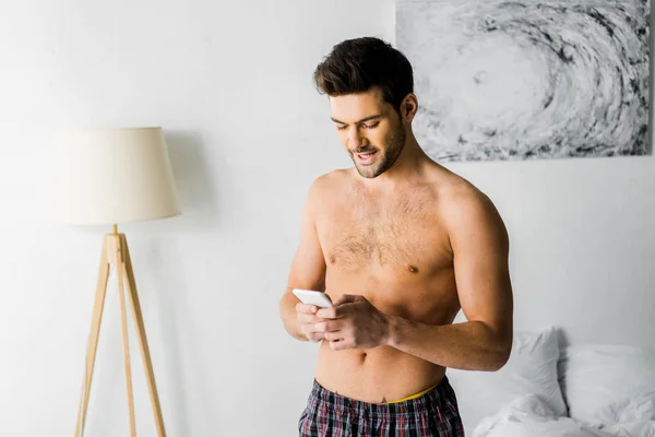 Glücklicher Mann Ohne Hemd Mit Smartphone Schlafzimmer — Stockfoto
