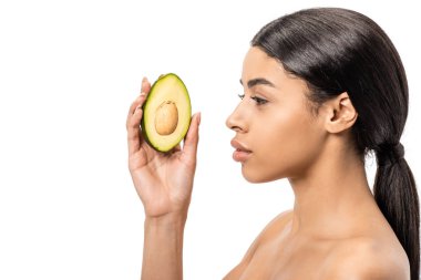 çıplak Afro-Amerikan kız beyaz izole yarıya avokado holding yan görünüm