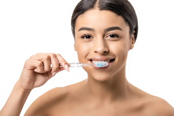 Feliz Joven Afroamericana Mujer Cepillarse Los Dientes Mirando Cámara Aislada — Foto de Stock