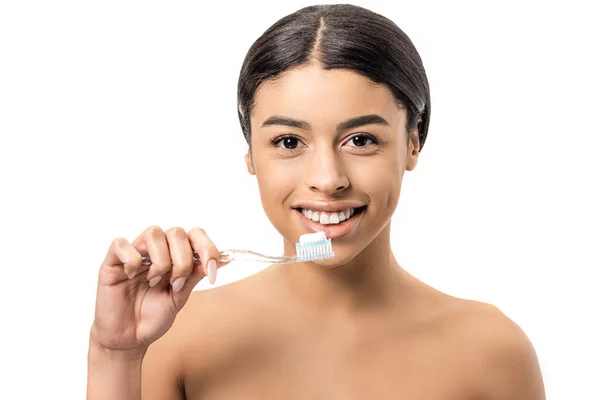 美丽的年轻非洲裔美国妇女拿着牙刷牙膏和微笑在相机孤立的白色 — 图库照片