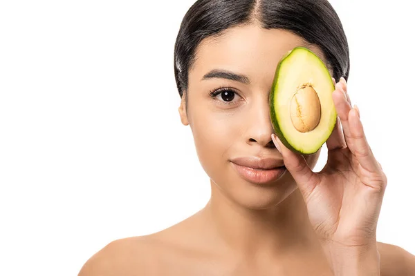 Hermosa Joven Afroamericana Mujer Sosteniendo Aguacate Mitad Cerca Cara Sonriendo — Foto de Stock