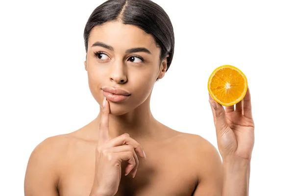 Reflexiva Chica Afroamericana Sosteniendo Mitad Naranja Mirando Hacia Otro Lado — Foto de Stock