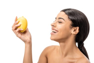 limon ve gülerek beyaz izole tutan mutlu çıplak Afrikalı-Amerikalı kadın