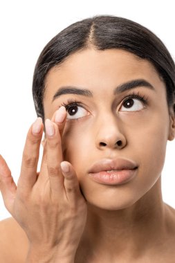 güzel genç Afro-Amerikan kadın kontakt lens üzerinde beyaz izole uygulama 
