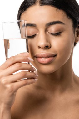 güzel genç Afro-Amerikan kadın kapalı gözler açık su üzerinde beyaz izole yüz yakınındaki holding ile