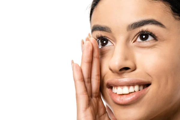 コンタクト レンズを適用して 離れて見て若いアフリカ系アメリカ人の女性の笑顔が美しい白で隔離 — ストック写真