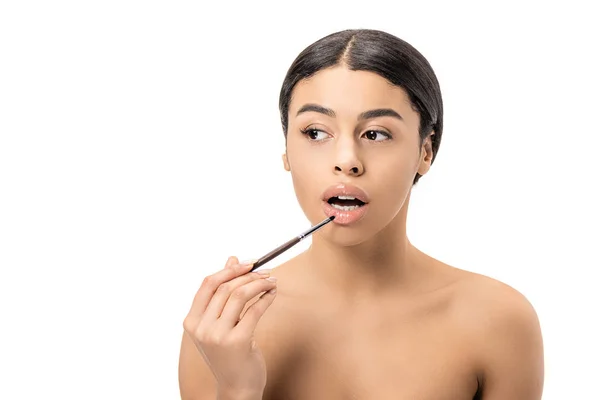 Schöne Nackte Afrikanisch Amerikanische Frau Die Lippenstift Mit Kosmetikpinsel Aufträgt — Stockfoto