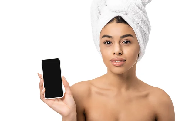 Aantrekkelijke Afrikaans Amerikaans Meisje Met Handdoek Hoofd Houden Smartphone Met — Stockfoto