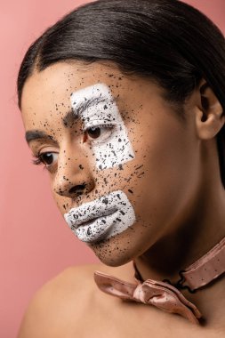 papyon ve yüz uzağa pink izole görünümlü boya ile çekici dalgın Afro-Amerikan Kız