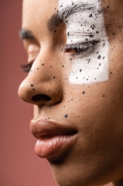 dalgın ihale Afro-Amerikan kız beyaz boya ve kahverengi sıçraması ile pink izole yüzünde görmek