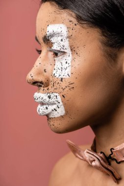 yüz ve papyon pink izole sanatsal vücut sanatı ile Afro-Amerikan kız yan görünüm