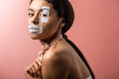 papyon ve pink izole kamera bakarak yüz boyası ile güzel Afro-Amerikan Kız