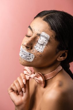 boya yüz ve papyon pink izole ayarlama kapalı gözler güzel şehvetli Afrikalı-Amerikalı kadınla