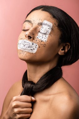 yüz ve saç pink izole boynuna boya sıçraması ile güzel Afrikalı-Amerikalı kadın