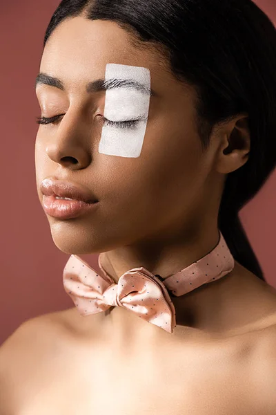 Hermosa Joven Afroamericana Mujer Con Pajarita Pintura Blanca Cara Posando — Foto de Stock