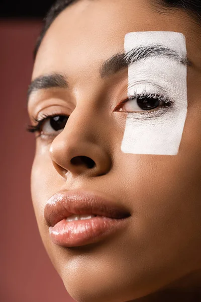 Vista Cerca Atractiva Chica Afroamericana Con Trazo Pintura Blanca Ojo — Foto de Stock