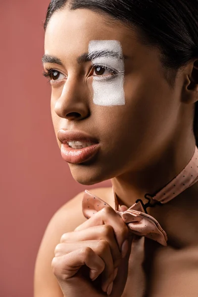 Bela Mulher Afro Americana Focada Com Gravata Borboleta Tinta Branca — Fotografia de Stock