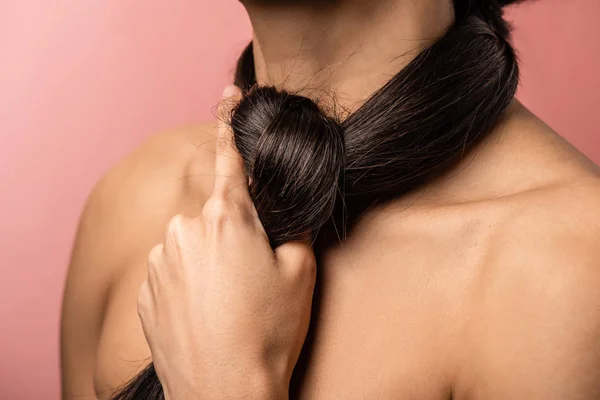 Обрізаний Знімок Голих Жіночих Плечей Довге Волосся Брюнетки Навколо Шиї — стокове фото