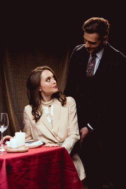 güzel çift birbirine restoranda romantik bir akşam yemeği sırasında bakarak