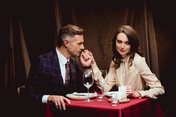 Beautiful Couple Sitting Table Holding Hands Romantic Dinner Restaurant — Stock Photo, Image