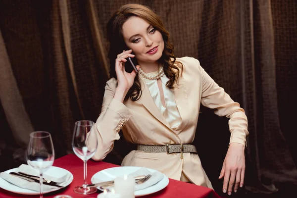 Beautiful Woman Sitting Table Talking Smartphone Restaurant — Stock Photo, Image