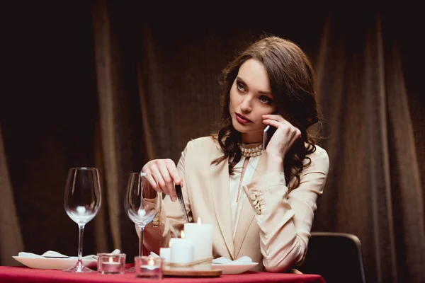 Όμορφη Γυναίκα Κάθεται Στο Τραπέζι Και Μιλάμε Για Smartphone Στο — Φωτογραφία Αρχείου