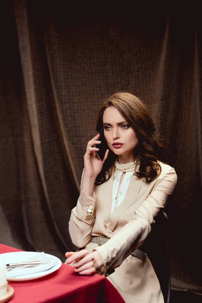 Beautiful Serious Woman Sitting Table Talking Smartphone Restaurant — Stock Photo, Image
