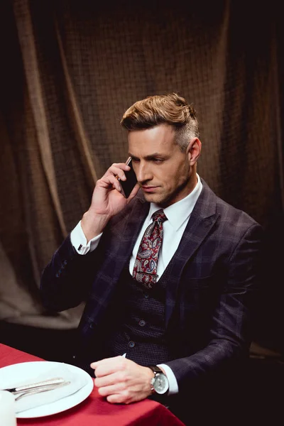 Handsome Man Suit Sitting Table Talking Smartphone Restaurant — Stock Photo, Image