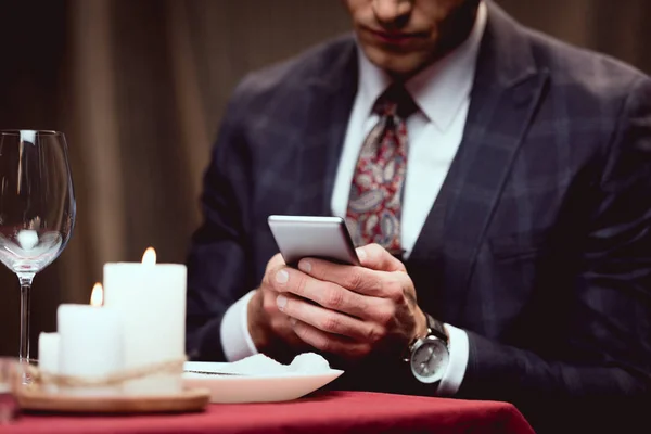 Cropped View Man Suit Sitting Table Using Smartphone Restaurant — Stock Photo, Image