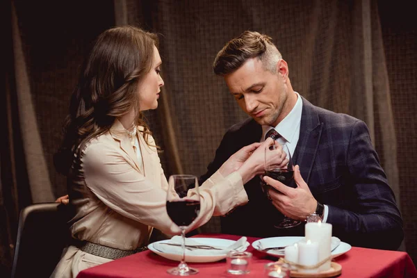 Kobieta Dostosowując Krawat Przystojny Mężczyzna Podczas Romantyczną Randkę Restauracji — Zdjęcie stockowe