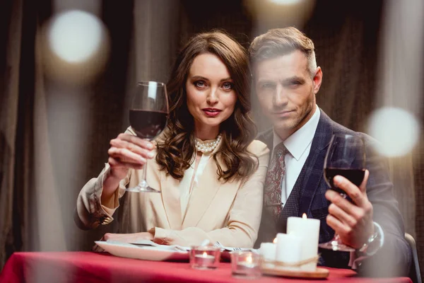 Beautiful Couple Holding Glasses Red Wine Looking Camera Romantic Date — Stock Photo, Image