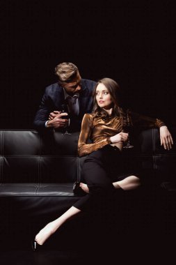 adam siyah izole kırmızı şarap ile güzel kadına bakan