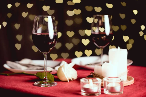 Selective Focus Red Wine Glasses Heart Shaped Bokeh Table Setting — Stock Photo, Image