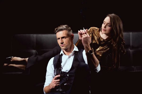 Beautiful Woman Lying Couch Cigarette While Handsome Man Holding Glass — Stock Photo, Image