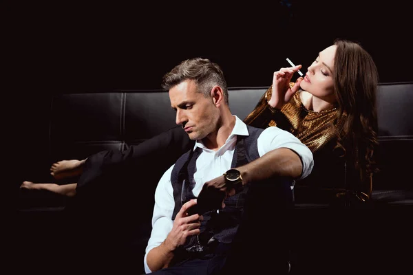 Beautiful Woman Lying Couch Cigarette While Handsome Man Holding Glass — Stock Photo, Image