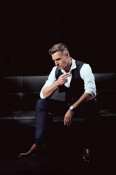 Ernster Gutaussehender Mann Formeller Kleidung Sitzt Auf Der Couch Mit — Stockfoto