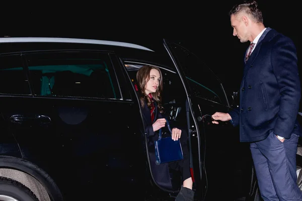 Hombre Desgaste Formal Apertura Puerta Del Coche Para Mujer Hermosa — Foto de Stock