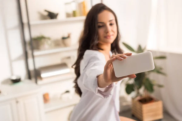 Mulher Camisa Branca Levando Selfie Smartphone Casa Manhã — Fotografia de Stock