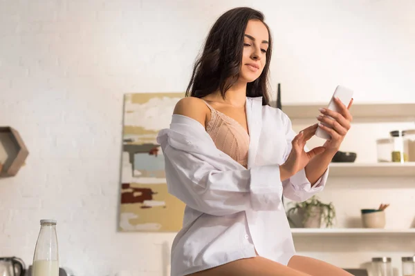 Beautiful Woman White Shirt Using Smartphone Morning Home — Stock Photo, Image