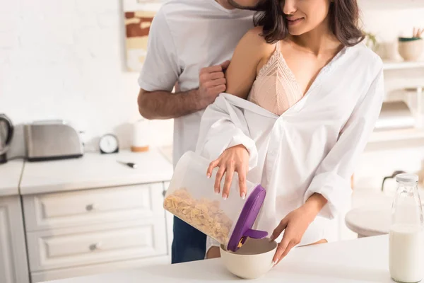 Vista Cortada Jovem Casal Abraçando Enquanto Toma Café Manhã Casa — Fotografia de Stock