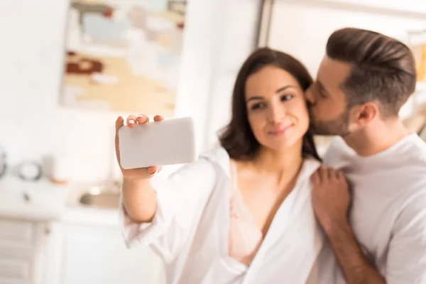 Kaunis Pari Suudella Ottaa Selfie Älypuhelimeen Kotona — kuvapankkivalokuva