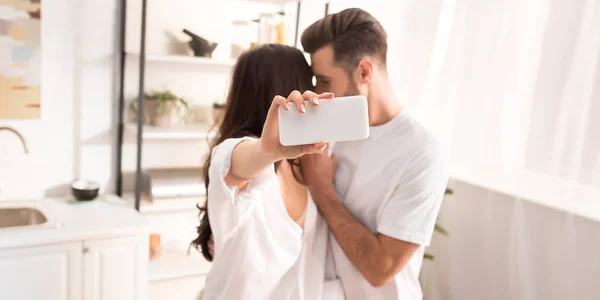 Casal Roupas Brancas Levando Selfie Smartphone Casa — Fotografia de Stock