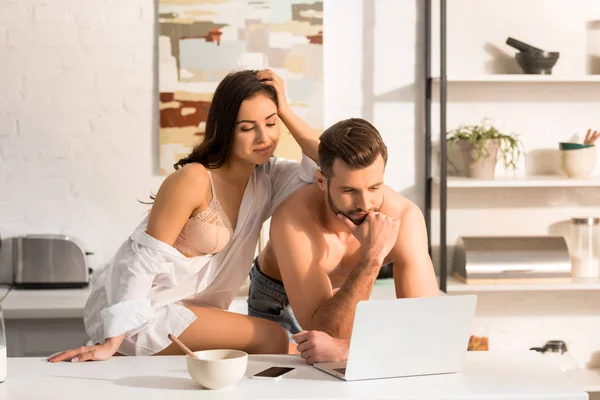 Selective Focus Beautiful Sexy Couple Using Laptop Breakfast Home — Stock Photo, Image