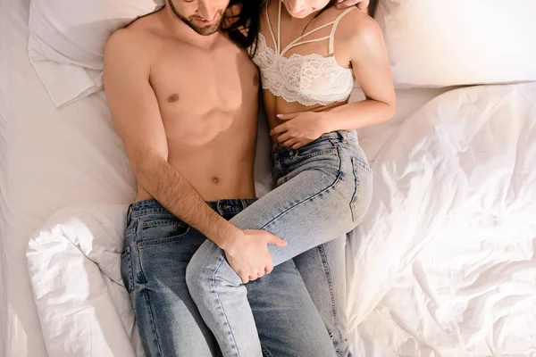 Bijgesneden Weergave Van Sexy Paar Liegen Knuffelen Bed Thuis — Stockfoto