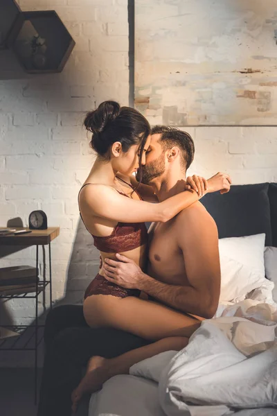 Beau Couple Sexy Embrassant Passionnément Sur Lit Maison — Photo