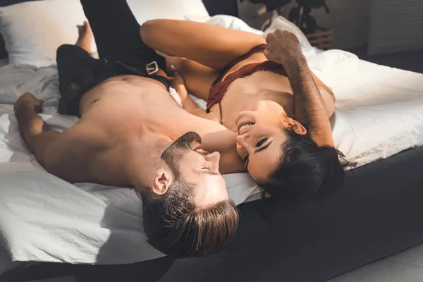 Lächelndes Sexy Paar Liegt Bett Und Schaut Einander — Stockfoto