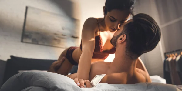 Pasangan Muda Seksi Berbaring Tempat Tidur Selama Foreplay Dengan Salinan — Stok Foto